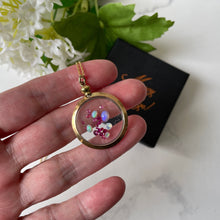 Carica l'immagine nel visualizzatore di Gallery, Antique 9ct Gold Glass Shaker Locket Pendant Filled with Opals & Rubies. Victorian Rolled Gold/Gold Filled Picture Pendant On Chain.