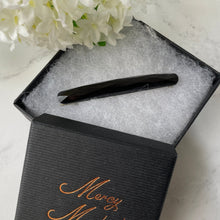 Carica l'immagine nel visualizzatore di Gallery, Antique Whitby Jet Long Bar Brooch. Victorian Carved Faceted Black English Jet Sash/Scarf Brooch. Alternative Stock/Cravat Mourning Pin