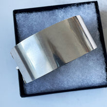 Carica l'immagine nel visualizzatore di Gallery, Victorian Silver & Gold Wide Bangle Bracelet. Antique Aesthetic Engraved Sterling Silver Hinged Bangle. Victorian Japonesque Cuff Bracelet