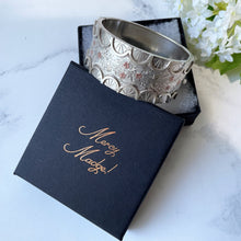 Carica l'immagine nel visualizzatore di Gallery, Victorian Silver & Gold Wide Bangle Bracelet. Antique Aesthetic Engraved Sterling Silver Hinged Bangle. Victorian Japonesque Cuff Bracelet