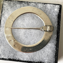 Carica l'immagine nel visualizzatore di Gallery, Antique Scottish Silver Annular Ring Brooch, Alexander Ritchie. Arts & Crafts Celtic Braided Knotwork Pin. Sterling Tartan/Plaid/Kilt Pin