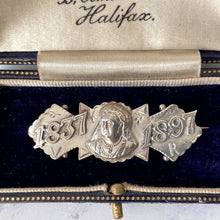 Carica l'immagine nel visualizzatore di Gallery, Antique Queen Victoria Sterling Silver Bar Brooch, Hallmarked 1896. Victorian English Silver Lapel Pin. Alternative Stock, Cravat, Tie Pin