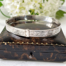 Carica l'immagine nel visualizzatore di Gallery, Vintage 1954 English Sterling Silver Narrow Bangle. Antique Style Floral Engraved Expandable/Adjustable Bracelet, Henry Griffiths & Sons