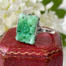 Carica l'immagine nel visualizzatore di Gallery, Art Deco Sterling Silver Hand-Carved Jade Ring. Antique 1920s Apple Green Nephrite Jade Ring. Rectangular Green Gemstone Cocktail Ring