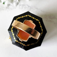 Carica l'immagine nel visualizzatore di Gallery, Antique 9ct Gold Scottish Hardstone Ring. Edwardian/Art Deco Emerald Cut Carnelian Ring. Rose Gold Orange Agate Unisex Ring, S/UK, 9.25 US.