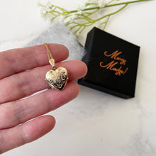 Carica l'immagine nel visualizzatore di Gallery, Vintage English 9ct Gold Small Heart Locket Necklace. Engraved Yellow Gold "I Love You" Sweetheart Locket & Chain. Minimalist Pendant Locket