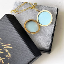 Carica l'immagine nel visualizzatore di Gallery, Vintage English 9ct Rolled Gold Round Locket. Floral & Fern Engraved 2-Photo Locket On Chain. Edwardian/Victorian Style Gold Locket Necklace