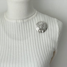 Carica l'immagine nel visualizzatore di Gallery, Victorian Scottish Silver Belted Garter & Stag Brooch. Antique Aesthetic Engraved Sterling Silver Ring Brooch. Victorian Plaid/Tartan Pin