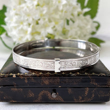Carica l'immagine nel visualizzatore di Gallery, Vintage 1954 English Sterling Silver Narrow Bangle. Antique Style Floral Engraved Expandable/Adjustable Bracelet, Henry Griffiths & Sons