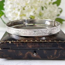 Carica l'immagine nel visualizzatore di Gallery, Vintage 1954 English Sterling Silver Narrow Bangle. Antique Style Floral Engraved Expandable/Adjustable Bracelet, Henry Griffiths & Sons