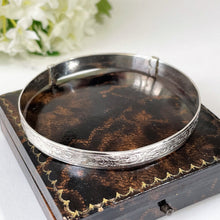 Carica l'immagine nel visualizzatore di Gallery, Vintage 1954 English Sterling Silver Narrow Bangle. Antique Style Floral Engraved Expandable/Adjustable Bracelet, Henry Griffiths & Sons