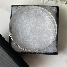 Carica l'immagine nel visualizzatore di Gallery, Vintage 1954 English Sterling Silver Narrow Bangle. Antique Style Floral Engraved Expandable/Adjustable Bracelet, Henry Griffiths & Sons