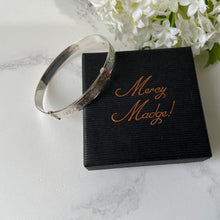 Carica l'immagine nel visualizzatore di Gallery, Vintage 1954 English Sterling Silver Narrow Bangle. Antique Style Floral Engraved Expandable/Adjustable Bracelet, Henry Griffiths & Sons