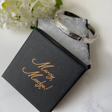 Carica l'immagine nel visualizzatore di Gallery, Vintage 1954 English Sterling Silver Narrow Bangle. Antique Style Floral Engraved Expandable/Adjustable Bracelet, Henry Griffiths & Sons