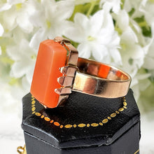 Carica l'immagine nel visualizzatore di Gallery, Antique 9ct Gold Scottish Hardstone Ring. Edwardian/Art Deco Emerald Cut Carnelian Ring. Rose Gold Orange Agate Unisex Ring, S/UK, 9.25 US.