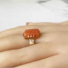 Carica l'immagine nel visualizzatore di Gallery, Antique 9ct Gold Scottish Hardstone Ring. Edwardian/Art Deco Emerald Cut Carnelian Ring. Rose Gold Orange Agate Unisex Ring, S/UK, 9.25 US.