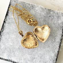 Carica l'immagine nel visualizzatore di Gallery, Vintage English 9ct Gold Small Heart Locket Necklace. Engraved Yellow Gold "I Love You" Sweetheart Locket & Chain. Minimalist Pendant Locket