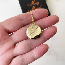 Carica l'immagine nel visualizzatore di Gallery, Vintage English 9ct Rolled Gold Round Locket. Floral & Fern Engraved 2-Photo Locket On Chain. Edwardian/Victorian Style Gold Locket Necklace