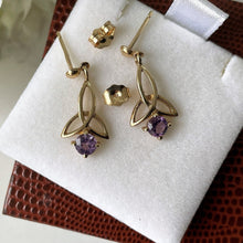 Carica l'immagine nel visualizzatore di Gallery, Vintage 14ct Gold Celtic Knot Amethyst Earrings. Yellow Gold Triquetra Eternity Earrings. Purple Gemstone Petite Drop Earrings