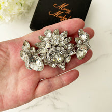 Carica l'immagine nel visualizzatore di Gallery, Vintage Eisenberg Clear Crystal Rhinestone Brooch & Earring Set. Huge 1950s Austrian Crystal Diamanté Jewellery Set. Luxury Costume Jewelry