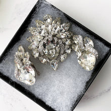 Carica l'immagine nel visualizzatore di Gallery, Vintage Eisenberg Clear Crystal Rhinestone Brooch & Earring Set. Huge 1950s Austrian Crystal Diamanté Jewellery Set. Luxury Costume Jewelry