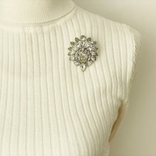 Carica l'immagine nel visualizzatore di Gallery, Vintage Eisenberg Clear Crystal Rhinestone Brooch & Earring Set. Huge 1950s Austrian Crystal Diamanté Jewellery Set. Luxury Costume Jewelry