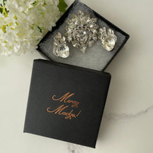 Carica l'immagine nel visualizzatore di Gallery, Vintage Eisenberg Clear Crystal Rhinestone Brooch & Earring Set. Huge 1950s Austrian Crystal Diamanté Jewellery Set. Luxury Costume Jewelry