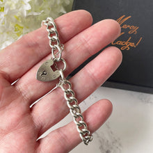 Carica l'immagine nel visualizzatore di Gallery, Antique Edwardian Silver Bracelet With Heart Padlock. English Curb Chain Bracelet, 1908. Sterling Silver Watch Chain Sweetheart Bracelet