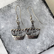 Carica l'immagine nel visualizzatore di Gallery, Vintage Scottish Iona Silver Viking Ship Earrings. Alexander Ritchie Longship Earrings. Figural Earrings, Edinburgh Silver Hallmarks