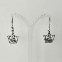 Carica l'immagine nel visualizzatore di Gallery, Vintage Scottish Iona Silver Viking Ship Earrings. Alexander Ritchie Longship Earrings. Figural Earrings, Edinburgh Silver Hallmarks