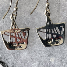 Carica l'immagine nel visualizzatore di Gallery, Vintage Scottish Iona Silver Viking Ship Earrings. Alexander Ritchie Longship Earrings. Figural Earrings, Edinburgh Silver Hallmarks
