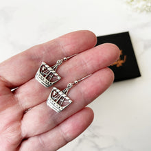 Carica l'immagine nel visualizzatore di Gallery, Vintage Scottish Iona Silver Viking Ship Earrings. Alexander Ritchie Longship Earrings. Figural Earrings, Edinburgh Silver Hallmarks