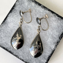 Carica l'immagine nel visualizzatore di Gallery, 1930s Art Deco Niello Silver Drop Earrings. Antique Siam Nielloware Sterling Silver Pendant Earrings. Vintage Screw Back Silver Earrings