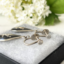 Carica l'immagine nel visualizzatore di Gallery, 1930s Art Deco Niello Silver Drop Earrings. Antique Siam Nielloware Sterling Silver Pendant Earrings. Vintage Screw Back Silver Earrings