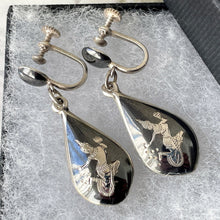 Carica l'immagine nel visualizzatore di Gallery, 1930s Art Deco Niello Silver Drop Earrings. Antique Siam Nielloware Sterling Silver Pendant Earrings. Vintage Screw Back Silver Earrings