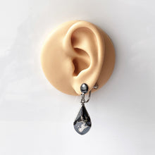 Carica l'immagine nel visualizzatore di Gallery, 1930s Art Deco Niello Silver Drop Earrings. Antique Siam Nielloware Sterling Silver Pendant Earrings. Vintage Screw Back Silver Earrings