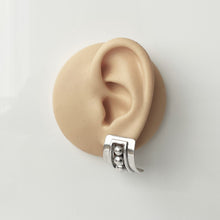 Carica l'immagine nel visualizzatore di Gallery, Margot de Taxco Sterling Silver Modernist Earrings. Vintage 1950's Designer Clip Earrings, Mexico. Art Deco Inspired Statement Earrings