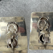 Carica l'immagine nel visualizzatore di Gallery, Margot de Taxco Sterling Silver Modernist Earrings. Vintage 1950's Designer Clip Earrings, Mexico. Art Deco Inspired Statement Earrings