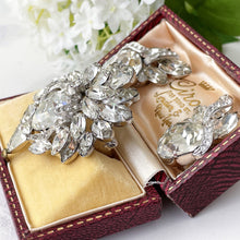 Carica l'immagine nel visualizzatore di Gallery, Vintage Eisenberg Clear Crystal Rhinestone Brooch & Earring Set. Huge 1950s Austrian Crystal Diamanté Jewellery Set. Luxury Costume Jewelry