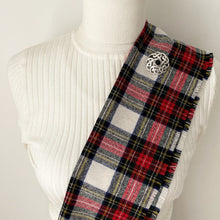 Carica l'immagine nel visualizzatore di Gallery, Vintage Whitby Jet Celtic Framed Sterling Silver Brooch. Arts & Crafts Style Celtic Knotwork Disc Brooch. Eternity/Love Knot Sash/Lapel Pin