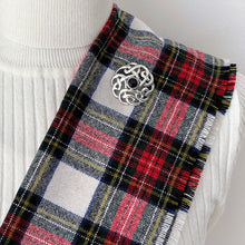 Carica l'immagine nel visualizzatore di Gallery, Vintage Whitby Jet Celtic Framed Sterling Silver Brooch. Arts & Crafts Style Celtic Knotwork Disc Brooch. Eternity/Love Knot Sash/Lapel Pin