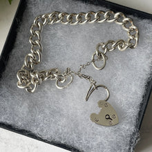 Carica l'immagine nel visualizzatore di Gallery, Antique Edwardian Silver Bracelet With Heart Padlock. English Curb Chain Bracelet, 1908. Sterling Silver Watch Chain Sweetheart Bracelet