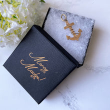 Carica l'immagine nel visualizzatore di Gallery, Victorian 9ct Gold Fouled Anchor Pendant. Antique Aesthetic Engraved Necklace Pendant, Hallmarked 1887. Victorian Gold "Hope" Pendant