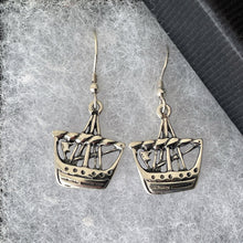 Carica l'immagine nel visualizzatore di Gallery, Vintage Scottish Iona Silver Viking Ship Earrings. Alexander Ritchie Longship Earrings. Figural Earrings, Edinburgh Silver Hallmarks