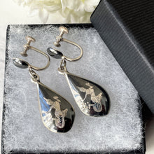 Carica l'immagine nel visualizzatore di Gallery, 1930s Art Deco Niello Silver Drop Earrings. Antique Siam Nielloware Sterling Silver Pendant Earrings. Vintage Screw Back Silver Earrings