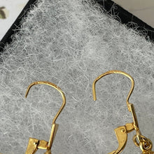 Charger l'image dans la galerie, Vintage Victorian Revival 9ct Gold Aquamarine Earrings. Yellow Gold Etruscan Style Drop Earrings. Greek/Neoclassical Blue Gemstone Earrings.