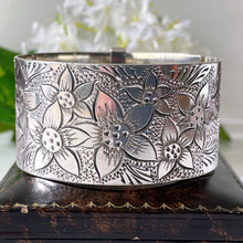 Carica l'immagine nel visualizzatore di Gallery, Edwardian Floral Engraved Silver Belt Bangle. Antique Art Nouveau Flower & Leaf Bracelet Cuff. Adjustable Sterling Silver Extra Wide Bangle