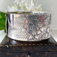 Carica l'immagine nel visualizzatore di Gallery, Edwardian Floral Engraved Silver Belt Bangle. Antique Art Nouveau Flower & Leaf Bracelet Cuff. Adjustable Sterling Silver Extra Wide Bangle