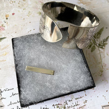 Carica l'immagine nel visualizzatore di Gallery, Edwardian Floral Engraved Silver Belt Bangle. Antique Art Nouveau Flower & Leaf Bracelet Cuff. Adjustable Sterling Silver Extra Wide Bangle