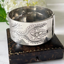 Carica l'immagine nel visualizzatore di Gallery, Edwardian Floral Engraved Silver Belt Bangle. Antique Art Nouveau Flower & Leaf Bracelet Cuff. Adjustable Sterling Silver Extra Wide Bangle